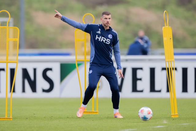 23 January 2026, North Rhine-Westphalia, Gelsenkirchen: FC Schalke 04's new signing Edin Dzeko  takes part in his first team training session. Photo: Rolf Vennenbernd/dpa