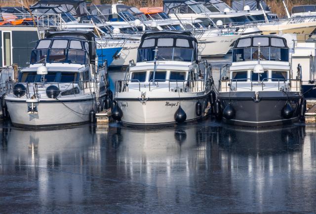 23 January 2026, Mecklenburg-Western Pomerania, Waren (Müritz): Charter ships and houseboats lie in the ice on the Reeck Canal. The frosty and partly sunny weather continues in northern Germany. Photo: Jens Büttner/dpa