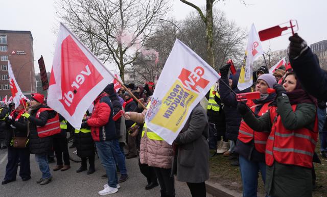 23 January 2026, Hamburg: Employees in the social and educational services demonstrate during a strike rally in front of the SPD party headquarters. The service trade union Verdi has called on employees in the social and educational services to go on a warning strike. Photo: Marcus Brandt/dpa