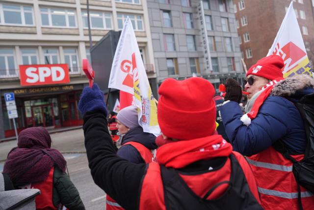 23 January 2026, Hamburg: Employees in the social and educational services demonstrate during a strike rally in front of the SPD party headquarters. The service trade union Verdi has called on employees in the social and educational services to go on a warning strike. Photo: Marcus Brandt/dpa