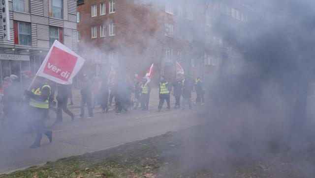 23 January 2026, Hamburg: Employees in the social and educational services demonstrate during a warning strike in the city center. The service trade union Verdi has called on employees in the social and educational services to go on a warning strike. Photo: Marcus Brandt/dpa