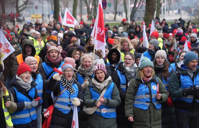 23 January 2026, Hamburg: Employees in the social and educational services demonstrate during a strike rally in front of the Besenbinderhof. The service trade union Verdi has called on employees in the social and educational services to go on a warning strike. Photo: Marcus Brandt/dpa