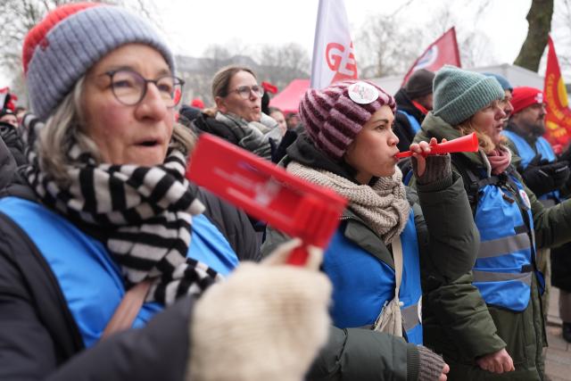23 January 2026, Hamburg: Employees in the social and educational services demonstrate during a strike rally in front of the Besenbinderhof. The service trade union Verdi has called on employees in the social and educational services to go on a warning strike. Photo: Marcus Brandt/dpa