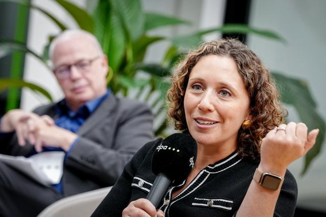 21 January 2026, Berlin: Julie Pace, editor-in-chief of Associated Press news agency, speaks to employees alongside Sven Goesmann, editor-in-chief of Deutsche Presse-Agentur (dpa), during a visit to dpa. Photo: Kay Nietfeld/dpa