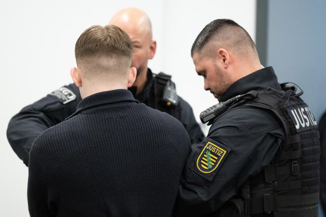 23 January 2026, Saxony, Dresden: A defendant in the trial against a total of eight alleged militant neo-Nazis arrives at the Higher Regional Court. Photo: Sebastian Kahnert/dpa