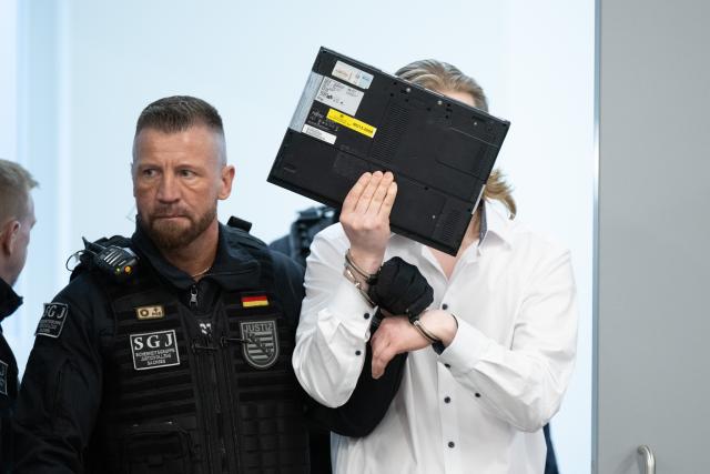 23 January 2026, Saxony, Dresden: A defendant in the trial against a total of eight alleged militant neo-Nazis arrives at the Higher Regional Court. Photo: Sebastian Kahnert/dpa