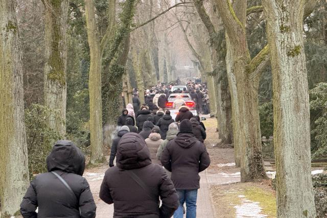 23 January 2026, Berlin: Mourners follow the hearse at Westend Cemetery during the funeral of a 62-year-old man. The funeral in the clan milieu is accompanied by a large contingent of Berlin police. Photo: Andreas Rabenstein/dpa