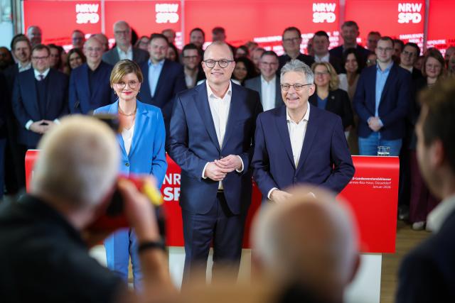 23 January 2026, North Rhine-Westphalia, Duesseldorf: Jochen Ott, The Social Democratic Party of Germany (SPD) leading candidate for the North Rhine-Westphalia state election, poses for a photo next to SPD state chairpersons Sarah Philipp (L) and Achim Post after a press conference. Photo: Christoph Reichwein/dpa