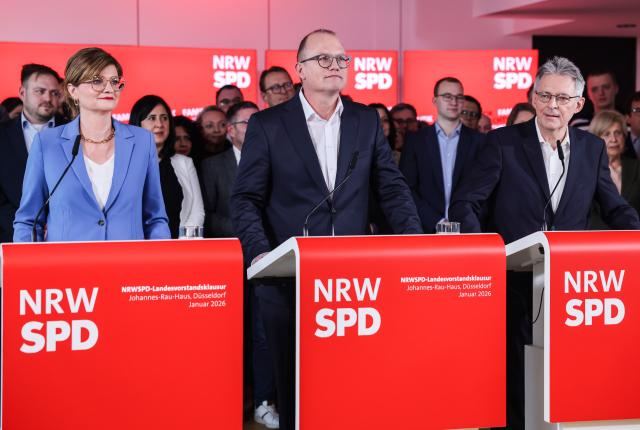 23 January 2026, North Rhine-Westphalia, Duesseldorf: Jochen Ott (C), The Social Democratic Party of Germany (SPD) leading candidate for the North Rhine-Westphalia state election, and SPD state chairpersons Sarah Philipp (L) and Achim Post speak during a press conference. Photo: Oliver Berg/dpa