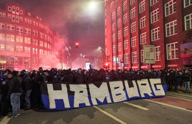 23 January 2026, Hamburg: Hamburger SV supporters march on Valentinskamp in the city center ahead of the German Bundesliga soccer match between FC St. Pauli and Hamburger SV. Photo: Georg Wendt/dpa