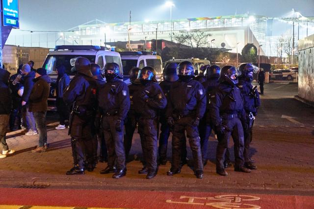 23 January 2026, Hamburg: Police officers stand as Hamburger SV supporters march ahead of the German Bundesliga soccer match between FC St. Pauli and Hamburger SV. Photo: Georg Wendt/dpa - IMPORTANT NOTICE: DFL and DFB regulations prohibit any use of photographs as image sequences and/or quasi-video.