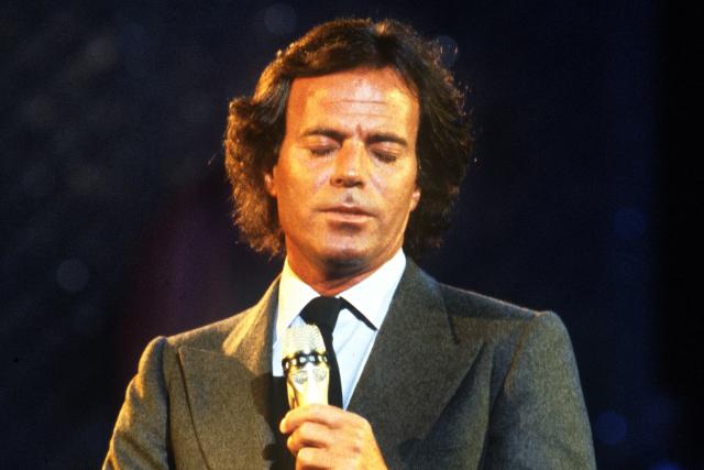 FILED - 01 May 1982, ---: Spanish singer Julio Iglesias during a performance in May 1982. Photo: Martin Athenstädt/dpa