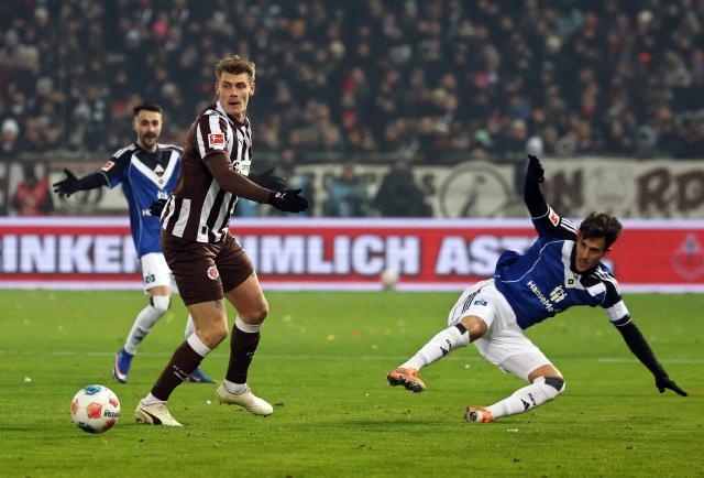 23 January 2026, Hamburg: Hamburger's Nicolas Capaldo (R) and St. Pauli's Eric Smith battle for the ball during the German Bundesliga soccer match between FC St. Pauli and Hamburger SV at Millerntor Stadium. Photo: Christian Charisius/dpa - IMPORTANT NOTICE: DFL and DFB regulations prohibit any use of photographs as image sequences and/or quasi-video.