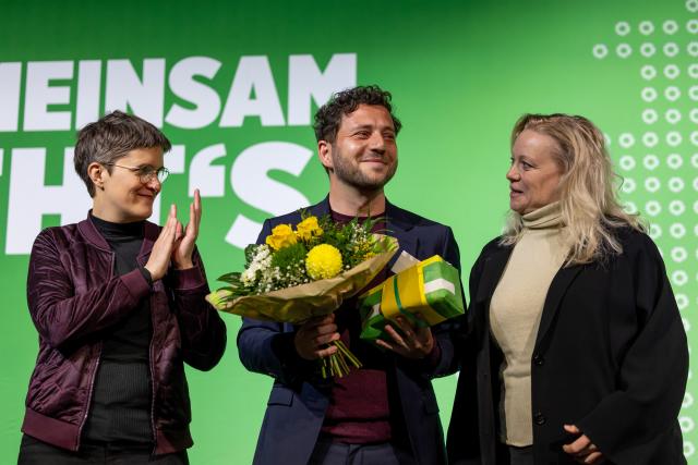 24 January 2026, Hesse, Marburg: Felix Banaszak, national chairman of Alliance 90/The Greens, is congratulated by the two state chairpersons Anna Luehrmann (l) and Julia Frank after his speech at the state party conference of Alliance 90/The Greens Hesse in the Lokschuppen. The focus of the party conference is on the local elections in March. Photo: Christian Lademann/dpa