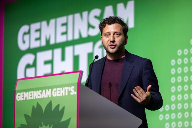 24 January 2026, Hesse, Marburg: Felix Banaszak, Federal Chairman of Alliance 90/The Greens, gives a speech at the state party conference of Alliance 90/The Greens Hesse in the Lokschuppen. The focus of the party conference is on the local elections in March. Photo: Christian Lademann/dpa