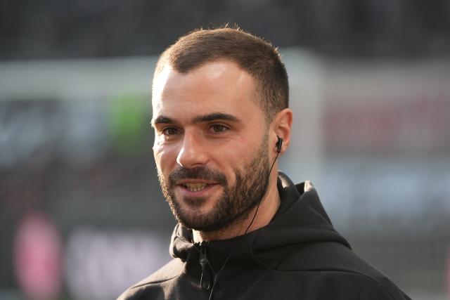 24 January 2026, Hesse, Frankfurt/M.: Eintracht Frankfurt Interim coach Dennis Schmitt gives an interview prior to the start of the German Bundesliga soccer match between Eintracht Frankfurt and TSG 1899 Hoffenheim at Deutsche Bank Park. Photo: Marc Schüler/dpa - WICHTIGER HINWEIS: Gemäß den Vorgaben der DFL Deutsche Fußball Liga bzw. des DFB Deutscher Fußball-Bund ist es untersagt, in dem Stadion und/oder vom Spiel angefertigte Fotoaufnahmen in Form von Sequenzbildern und/oder videoähnlichen Fotostrecken zu verwerten bzw. verwerten zu lassen.