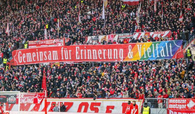 24 January 2026, Rhineland-Palatinate, Mainz: Mainz fans commemorate the Holocaust with a banner reading "Together for Remembrance & Diversity" prior to the start of the German Bundesliga soccer match between FSV Mainz 05 and VfL Wolfsburg at Mewa Arena. Photo: Torsten Silz/dpa - WICHTIGER HINWEIS: Gemäß den Vorgaben der DFL Deutsche Fußball Liga bzw. des DFB Deutscher Fußball-Bund ist es untersagt, in dem Stadion und/oder vom Spiel angefertigte Fotoaufnahmen in Form von Sequenzbildern und/oder videoähnlichen Fotostrecken zu verwerten bzw. verwerten zu lassen.