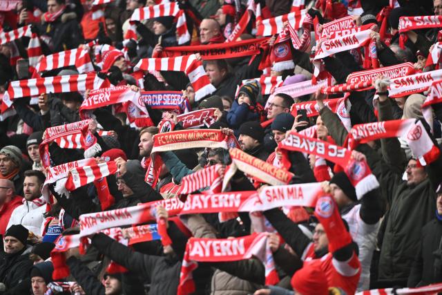 24 January 2026, Bavaria, Munich: FC Bayern fans hold up their scarves before the German Bundesliga soccer match between FC Bayern Munich and FC Augsburg at Allianz Arena. Photo: Peter Kneffel/dpa - WICHTIGER HINWEIS: Gemäß den Vorgaben der DFL Deutsche Fußball Liga bzw. des DFB Deutscher Fußball-Bund ist es untersagt, in dem Stadion und/oder vom Spiel angefertigte Fotoaufnahmen in Form von Sequenzbildern und/oder videoähnlichen Fotostrecken zu verwerten bzw. verwerten zu lassen.