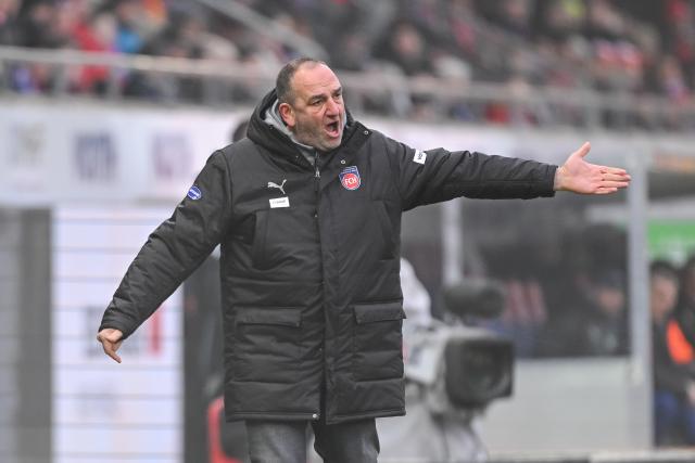 24 January 2026, Baden-Wuerttemberg, Heidenheim: Heidenheim coach Frank Schmidt gestures on the touchline during the German Bundesliga soccer match between 1. FC Heidenheim and RB Leipzig at Voith Arena. Photo: Harry Langer/dpa - WICHTIGER HINWEIS: Gemäß den Vorgaben der DFL Deutsche Fußball Liga bzw. des DFB Deutscher Fußball-Bund ist es untersagt, in dem Stadion und/oder vom Spiel angefertigte Fotoaufnahmen in Form von Sequenzbildern und/oder videoähnlichen Fotostrecken zu verwerten bzw. verwerten zu lassen.