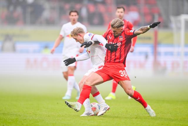 24 January 2026, Baden-Wuerttemberg, Heidenheim: Leipzig's Xaver Schlager (L) and Heidenheim's Niklas Dorsch battle for the ball during the German Bundesliga soccer match between 1. FC Heidenheim and RB Leipzig at Voith Arena. Photo: Harry Langer/dpa - WICHTIGER HINWEIS: Gemäß den Vorgaben der DFL Deutsche Fußball Liga bzw. des DFB Deutscher Fußball-Bund ist es untersagt, in dem Stadion und/oder vom Spiel angefertigte Fotoaufnahmen in Form von Sequenzbildern und/oder videoähnlichen Fotostrecken zu verwerten bzw. verwerten zu lassen.