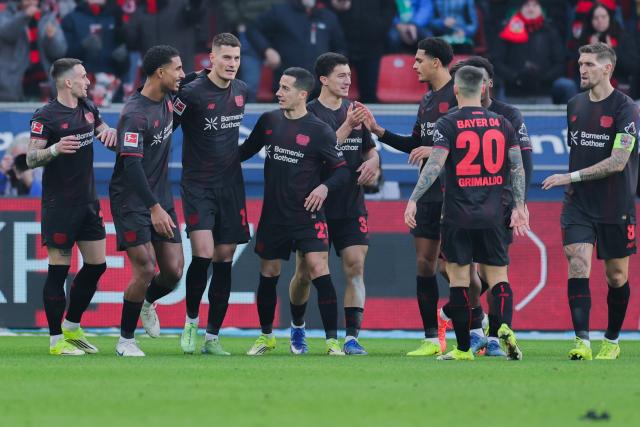 24 January 2026, North Rhine-Westphalia, Leverkusen: Bayer Leverkusen's Patrik Schick (3rd L) celebrates scoring his side's first goal, which was later disallowed after video review during the German Bundesliga soccer match between Bayer Leverkusen and Werder Bremen at BayArena. Photo: Rolf Vennenbernd/dpa - WICHTIGER HINWEIS: Gemäß den Vorgaben der DFL Deutsche Fußball Liga bzw. des DFB Deutscher Fußball-Bund ist es untersagt, in dem Stadion und/oder vom Spiel angefertigte Fotoaufnahmen in Form von Sequenzbildern und/oder videoähnlichen Fotostrecken zu verwerten bzw. verwerten zu lassen.