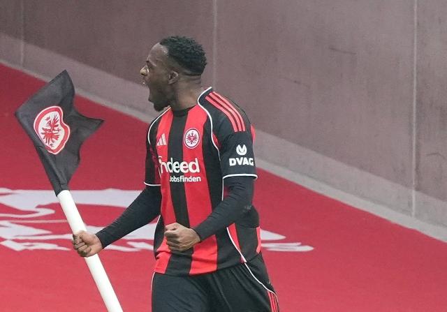 24 January 2026, Hesse, Frankfurt/M.: Eintracht Frankfurt's Arnaud Kalimuendo celebrates scoring his side's first goal during the German Bundesliga soccer match between Eintracht Frankfurt and TSG 1899 Hoffenheim at Deutsche Bank Park. Photo: Marc Schüler/dpa - WICHTIGER HINWEIS: Gemäß den Vorgaben der DFL Deutsche Fußball Liga bzw. des DFB Deutscher Fußball-Bund ist es untersagt, in dem Stadion und/oder vom Spiel angefertigte Fotoaufnahmen in Form von Sequenzbildern und/oder videoähnlichen Fotostrecken zu verwerten bzw. verwerten zu lassen.