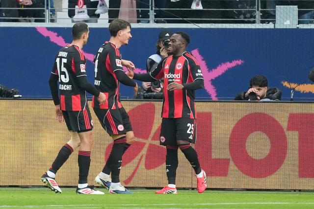 24 January 2026, Hesse, Frankfurt/M.: Eintracht Frankfurt's Arnaud Kalimuendo celebrates scoring his side's first goal with teammates Ellyes Skhiri (L) and Robin Koch during the German Bundesliga soccer match between Eintracht Frankfurt and TSG 1899 Hoffenheim at Deutsche Bank Park. Photo: Marc Schüler/dpa - WICHTIGER HINWEIS: Gemäß den Vorgaben der DFL Deutsche Fußball Liga bzw. des DFB Deutscher Fußball-Bund ist es untersagt, in dem Stadion und/oder vom Spiel angefertigte Fotoaufnahmen in Form von Sequenzbildern und/oder videoähnlichen Fotostrecken zu verwerten bzw. verwerten zu lassen.