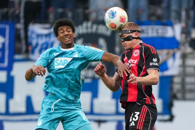 24 January 2026, Hesse, Frankfurt/M.: Eintracht Frankfurt's Rasmus Kristensen (R) and Hoffenheim's Bernardo battle for the ball during the German Bundesliga soccer match between Eintracht Frankfurt and TSG 1899 Hoffenheim at Deutsche Bank Park. Photo: Marc Schüler/dpa - WICHTIGER HINWEIS: Gemäß den Vorgaben der DFL Deutsche Fußball Liga bzw. des DFB Deutscher Fußball-Bund ist es untersagt, in dem Stadion und/oder vom Spiel angefertigte Fotoaufnahmen in Form von Sequenzbildern und/oder videoähnlichen Fotostrecken zu verwerten bzw. verwerten zu lassen.