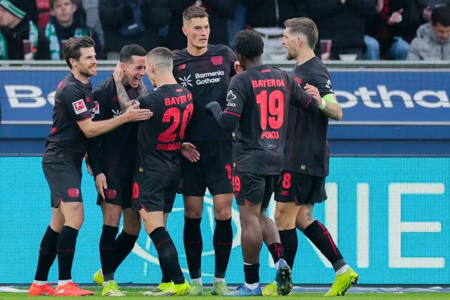 24 January 2026, North Rhine-Westphalia, Leverkusen: Leverkusen's Lucas Vazquez (2nd L) celebrates scoring his side's first goal with teammates during the German Bundesliga soccer match between Bayer Leverkusen and Werder Bremen at BayArena. Photo: Rolf Vennenbernd/dpa - WICHTIGER HINWEIS: Gemäß den Vorgaben der DFL Deutsche Fußball Liga bzw. des DFB Deutscher Fußball-Bund ist es untersagt, in dem Stadion und/oder vom Spiel angefertigte Fotoaufnahmen in Form von Sequenzbildern und/oder videoähnlichen Fotostrecken zu verwerten bzw. verwerten zu lassen.