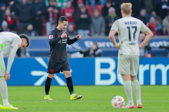 24 January 2026, North Rhine-Westphalia, Leverkusen: Leverkusen's Lucas Vazquez (C) celebrates scoring his side's first goal during the German Bundesliga soccer match between Bayer Leverkusen and Werder Bremen at BayArena. Photo: Rolf Vennenbernd/dpa - WICHTIGER HINWEIS: Gemäß den Vorgaben der DFL Deutsche Fußball Liga bzw. des DFB Deutscher Fußball-Bund ist es untersagt, in dem Stadion und/oder vom Spiel angefertigte Fotoaufnahmen in Form von Sequenzbildern und/oder videoähnlichen Fotostrecken zu verwerten bzw. verwerten zu lassen.