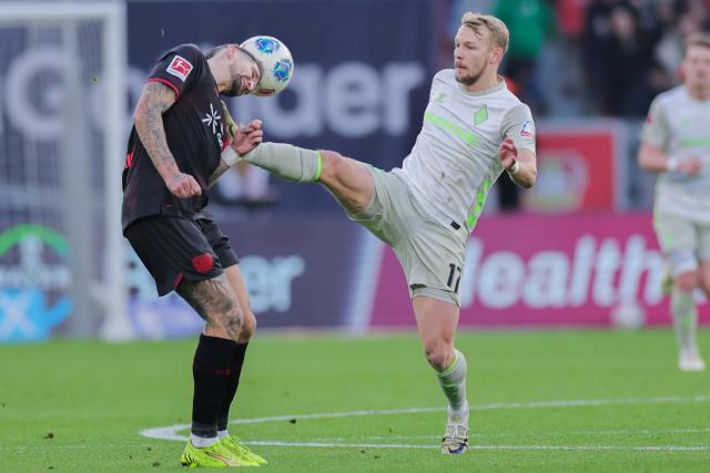 24 January 2026, North Rhine-Westphalia, Leverkusen: Leverkusen's Robert Andrich (L) and Bremen's Marco Gruell battle for the ball during the German Bundesliga soccer match between Bayer Leverkusen and Werder Bremen at BayArena. Photo: Rolf Vennenbernd/dpa - WICHTIGER HINWEIS: Gemäß den Vorgaben der DFL Deutsche Fußball Liga bzw. des DFB Deutscher Fußball-Bund ist es untersagt, in dem Stadion und/oder vom Spiel angefertigte Fotoaufnahmen in Form von Sequenzbildern und/oder videoähnlichen Fotostrecken zu verwerten bzw. verwerten zu lassen.