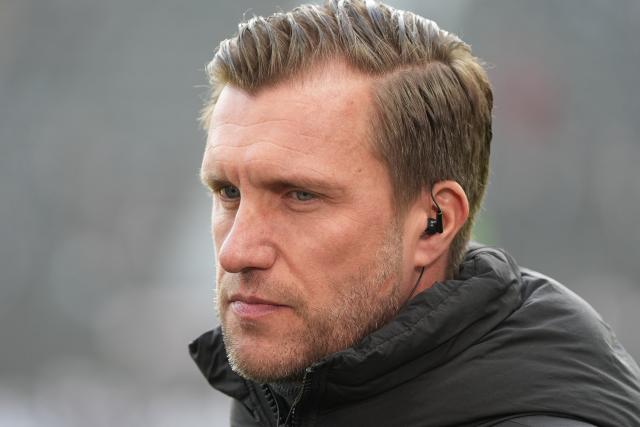 24 January 2026, Hesse, Frankfurt/M.: Eintracht Frankfurt sporting director Markus Kroesche pictured prior to the start of the German Bundesliga soccer match between Eintracht Frankfurt and TSG 1899 Hoffenheim at Deutsche Bank Park. Photo: Marc Schüler/dpa - WICHTIGER HINWEIS: Gemäß den Vorgaben der DFL Deutsche Fußball Liga bzw. des DFB Deutscher Fußball-Bund ist es untersagt, in dem Stadion und/oder vom Spiel angefertigte Fotoaufnahmen in Form von Sequenzbildern und/oder videoähnlichen Fotostrecken zu verwerten bzw. verwerten zu lassen.