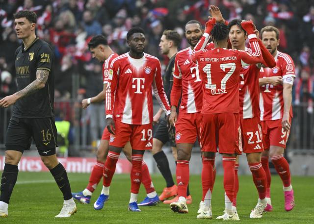 24 January 2026, Bavaria, Munich: Bayern Munich's Hiroki Ito (2nd R) celebrates scoring his side's first goal with teammates during the German Bundesliga soccer match between FC Bayern Munich and FC Augsburg at Allianz Arena. Photo: Peter Kneffel/dpa - WICHTIGER HINWEIS: Gemäß den Vorgaben der DFL Deutsche Fußball Liga bzw. des DFB Deutscher Fußball-Bund ist es untersagt, in dem Stadion und/oder vom Spiel angefertigte Fotoaufnahmen in Form von Sequenzbildern und/oder videoähnlichen Fotostrecken zu verwerten bzw. verwerten zu lassen.