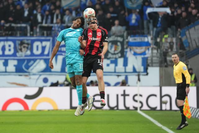 24 January 2026, Hesse, Frankfurt/M.: Eintracht Frankfurt's Rasmus Kristensen (R) and Hoffenheim's Bernardo battle for the ball during the German Bundesliga soccer match between Eintracht Frankfurt and TSG 1899 Hoffenheim at Deutsche Bank Park. Photo: Marc Schüler/dpa - WICHTIGER HINWEIS: Gemäß den Vorgaben der DFL Deutsche Fußball Liga bzw. des DFB Deutscher Fußball-Bund ist es untersagt, in dem Stadion und/oder vom Spiel angefertigte Fotoaufnahmen in Form von Sequenzbildern und/oder videoähnlichen Fotostrecken zu verwerten bzw. verwerten zu lassen.
