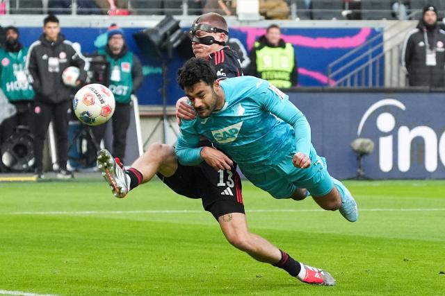 24 January 2026, Hesse, Frankfurt/M.: Hoffenheim's Ozan Kabak (R) and Eintracht Frankfurt's Rasmus Kristensen battle for the ball during the German Bundesliga soccer match between Eintracht Frankfurt and TSG 1899 Hoffenheim at Deutsche Bank Park. Photo: Marc Schüler/dpa - WICHTIGER HINWEIS: Gemäß den Vorgaben der DFL Deutsche Fußball Liga bzw. des DFB Deutscher Fußball-Bund ist es untersagt, in dem Stadion und/oder vom Spiel angefertigte Fotoaufnahmen in Form von Sequenzbildern und/oder videoähnlichen Fotostrecken zu verwerten bzw. verwerten zu lassen.