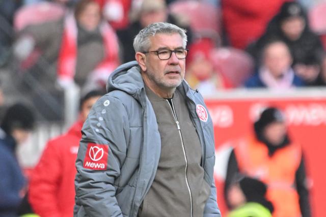 24 January 2026, Rhineland-Palatinate, Mainz: Mainz coach Urs Fischer stands on the sidelines during the German Bundesliga soccer match between FSV Mainz 05 and VfL Wolfsburg at Mewa Arena. Photo: Torsten Silz/dpa - WICHTIGER HINWEIS: Gemäß den Vorgaben der DFL Deutsche Fußball Liga bzw. des DFB Deutscher Fußball-Bund ist es untersagt, in dem Stadion und/oder vom Spiel angefertigte Fotoaufnahmen in Form von Sequenzbildern und/oder videoähnlichen Fotostrecken zu verwerten bzw. verwerten zu lassen.