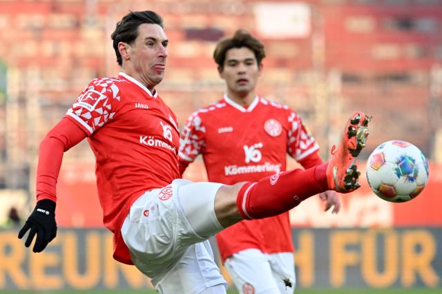 24 January 2026, Rhineland-Palatinate, Mainz: Mainz's Dominik Kohr (L) in action during the German Bundesliga soccer match between FSV Mainz 05 and VfL Wolfsburg at Mewa Arena. Photo: Torsten Silz/dpa - WICHTIGER HINWEIS: Gemäß den Vorgaben der DFL Deutsche Fußball Liga bzw. des DFB Deutscher Fußball-Bund ist es untersagt, in dem Stadion und/oder vom Spiel angefertigte Fotoaufnahmen in Form von Sequenzbildern und/oder videoähnlichen Fotostrecken zu verwerten bzw. verwerten zu lassen.