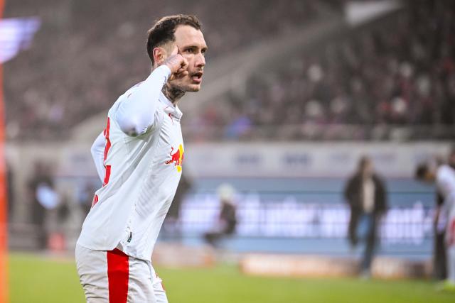 24 January 2026, Baden-Wuerttemberg, Heidenheim: Leipzig's David Raum celebrates scoring his side's third goal during the German Bundesliga soccer match between 1. FC Heidenheim and RB Leipzig at Voith Arena. Photo: Harry Langer/dpa - WICHTIGER HINWEIS: Gemäß den Vorgaben der DFL Deutsche Fußball Liga bzw. des DFB Deutscher Fußball-Bund ist es untersagt, in dem Stadion und/oder vom Spiel angefertigte Fotoaufnahmen in Form von Sequenzbildern und/oder videoähnlichen Fotostrecken zu verwerten bzw. verwerten zu lassen.