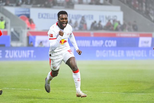 24 January 2026, Baden-Wuerttemberg, Heidenheim: Leipzig's Ridle Baku celebrates scoring his side's first goal during the German Bundesliga soccer match between 1. FC Heidenheim and RB Leipzig at Voith Arena. Photo: Harry Langer/dpa - WICHTIGER HINWEIS: Gemäß den Vorgaben der DFL Deutsche Fußball Liga bzw. des DFB Deutscher Fußball-Bund ist es untersagt, in dem Stadion und/oder vom Spiel angefertigte Fotoaufnahmen in Form von Sequenzbildern und/oder videoähnlichen Fotostrecken zu verwerten bzw. verwerten zu lassen.