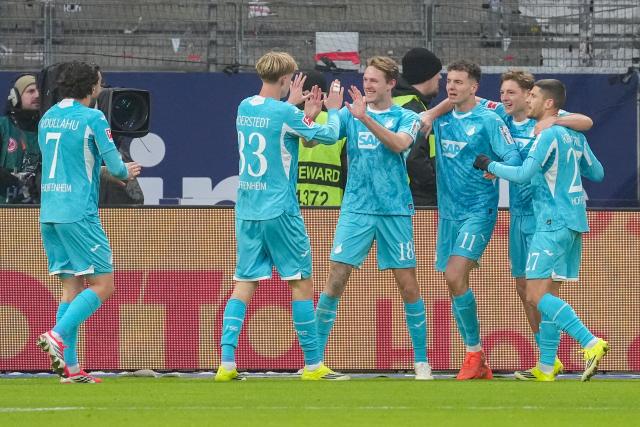 24 January 2026, Hesse, Frankfurt/M.: Hoffenheim's Max Moerstedt (2nd L) celebrates scoring his side's first goal with teammates Wouter Burger (3rd L), Leon Avdullahu (L), Fisnik Asllani (3rd R), Alexander Prass and Andrej Kramaric (R) during the German Bundesliga soccer match between Eintracht Frankfurt and TSG 1899 Hoffenheim at Deutsche Bank Park. Photo: Marc Schüler/dpa - WICHTIGER HINWEIS: Gemäß den Vorgaben der DFL Deutsche Fußball Liga bzw. des DFB Deutscher Fußball-Bund ist es untersagt, in dem Stadion und/oder vom Spiel angefertigte Fotoaufnahmen in Form von Sequenzbildern und/oder videoähnlichen Fotostrecken zu verwerten bzw. verwerten zu lassen.