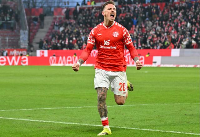 24 January 2026, Rhineland-Palatinate, Mainz: FSV Mainz's Phillip Tietz celebrates scoring his side's first goal during the German Bundesliga soccer match between FSV Mainz 05 and VfL Wolfsburg at Mewa Arena. Photo: Torsten Silz/dpa - WICHTIGER HINWEIS: Gemäß den Vorgaben der DFL Deutsche Fußball Liga bzw. des DFB Deutscher Fußball-Bund ist es untersagt, in dem Stadion und/oder vom Spiel angefertigte Fotoaufnahmen in Form von Sequenzbildern und/oder videoähnlichen Fotostrecken zu verwerten bzw. verwerten zu lassen.
