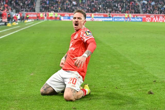 24 January 2026, Rhineland-Palatinate, Mainz: FSV Mainz's Phillip Tietz celebrates scoring his side's first goal during the German Bundesliga soccer match between FSV Mainz 05 and VfL Wolfsburg at Mewa Arena. Photo: Torsten Silz/dpa - WICHTIGER HINWEIS: Gemäß den Vorgaben der DFL Deutsche Fußball Liga bzw. des DFB Deutscher Fußball-Bund ist es untersagt, in dem Stadion und/oder vom Spiel angefertigte Fotoaufnahmen in Form von Sequenzbildern und/oder videoähnlichen Fotostrecken zu verwerten bzw. verwerten zu lassen.
