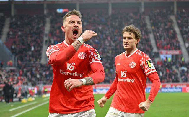 24 January 2026, Rhineland-Palatinate, Mainz: FSV Mainz's Phillip Tietz (L) celebrates scoring his side's first goal during the German Bundesliga soccer match between FSV Mainz 05 and VfL Wolfsburg at Mewa Arena. Photo: Torsten Silz/dpa - WICHTIGER HINWEIS: Gemäß den Vorgaben der DFL Deutsche Fußball Liga bzw. des DFB Deutscher Fußball-Bund ist es untersagt, in dem Stadion und/oder vom Spiel angefertigte Fotoaufnahmen in Form von Sequenzbildern und/oder videoähnlichen Fotostrecken zu verwerten bzw. verwerten zu lassen.
