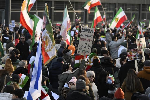 24 January 2026, North Rhine-Westphalia, Duesseldorf: Demonstrators take part in a protest against the regime in Iran calling for regime change. Photo: Roberto Pfeil/dpa