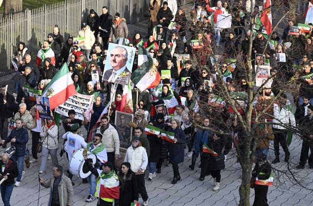 24 January 2026, North Rhine-Westphalia, Duesseldorf: Demonstrators take part in a protest against the regime in Iran calling for regime change. Posters also call for the return of Reza Pahlavi, the son of the last Shah of Iran. Photo: Roberto Pfeil/dpa