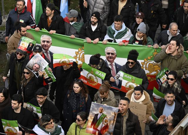 24 January 2026, North Rhine-Westphalia, Duesseldorf: Demonstrators take part in a protest against the regime in Iran calling for regime change. Posters also call for the return of Reza Pahlavi, the son of the last Shah of Iran. Photo: Roberto Pfeil/dpa