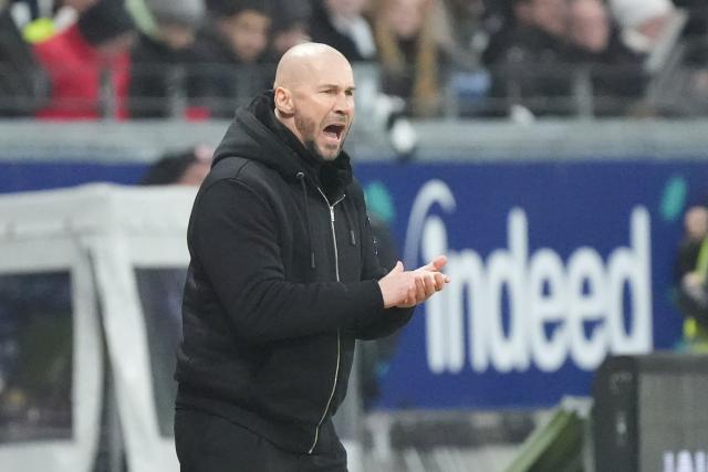 24 January 2026, Hesse, Frankfurt/M.: Hoffenheim coach Christian Ilzer gestures on the touchline during the German Bundesliga soccer match between Eintracht Frankfurt and TSG 1899 Hoffenheim at Deutsche Bank Park. Photo: Marc Schüler/dpa - WICHTIGER HINWEIS: Gemäß den Vorgaben der DFL Deutsche Fußball Liga bzw. des DFB Deutscher Fußball-Bund ist es untersagt, in dem Stadion und/oder vom Spiel angefertigte Fotoaufnahmen in Form von Sequenzbildern und/oder videoähnlichen Fotostrecken zu verwerten bzw. verwerten zu lassen.