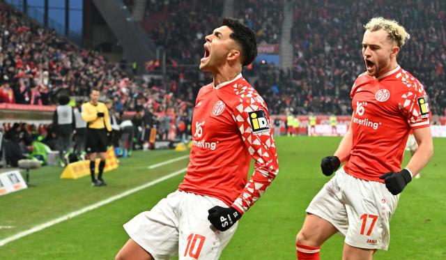 24 January 2026, Rhineland-Palatinate, Mainz: Mainz's Nadiem Amiri (L) scores his side's third goal during the German Bundesliga soccer match between FSV Mainz 05 and VfL Wolfsburg at Mewa Arena. Photo: Torsten Silz/dpa - WICHTIGER HINWEIS: Gemäß den Vorgaben der DFL Deutsche Fußball Liga bzw. des DFB Deutscher Fußball-Bund ist es untersagt, in dem Stadion und/oder vom Spiel angefertigte Fotoaufnahmen in Form von Sequenzbildern und/oder videoähnlichen Fotostrecken zu verwerten bzw. verwerten zu lassen.