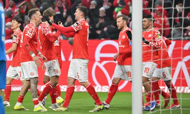 24 January 2026, Rhineland-Palatinate, Mainz: Mainz's Stefan Bell (C) celebrates scoring his side's second goal with teammates during the German Bundesliga soccer match between FSV Mainz 05 and VfL Wolfsburg at Mewa Arena. Photo: Torsten Silz/dpa - WICHTIGER HINWEIS: Gemäß den Vorgaben der DFL Deutsche Fußball Liga bzw. des DFB Deutscher Fußball-Bund ist es untersagt, in dem Stadion und/oder vom Spiel angefertigte Fotoaufnahmen in Form von Sequenzbildern und/oder videoähnlichen Fotostrecken zu verwerten bzw. verwerten zu lassen.