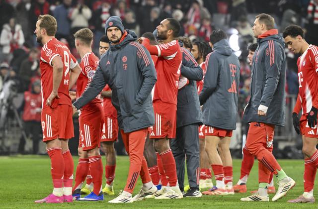24 January 2026, Bavaria, Munich: Bayern Munich players stand on the pitch after the German Bundesliga soccer match between FC Bayern Munich and FC Augsburg at Allianz Arena. Photo: Peter Kneffel/dpa - WICHTIGER HINWEIS: Gemäß den Vorgaben der DFL Deutsche Fußball Liga bzw. des DFB Deutscher Fußball-Bund ist es untersagt, in dem Stadion und/oder vom Spiel angefertigte Fotoaufnahmen in Form von Sequenzbildern und/oder videoähnlichen Fotostrecken zu verwerten bzw. verwerten zu lassen.